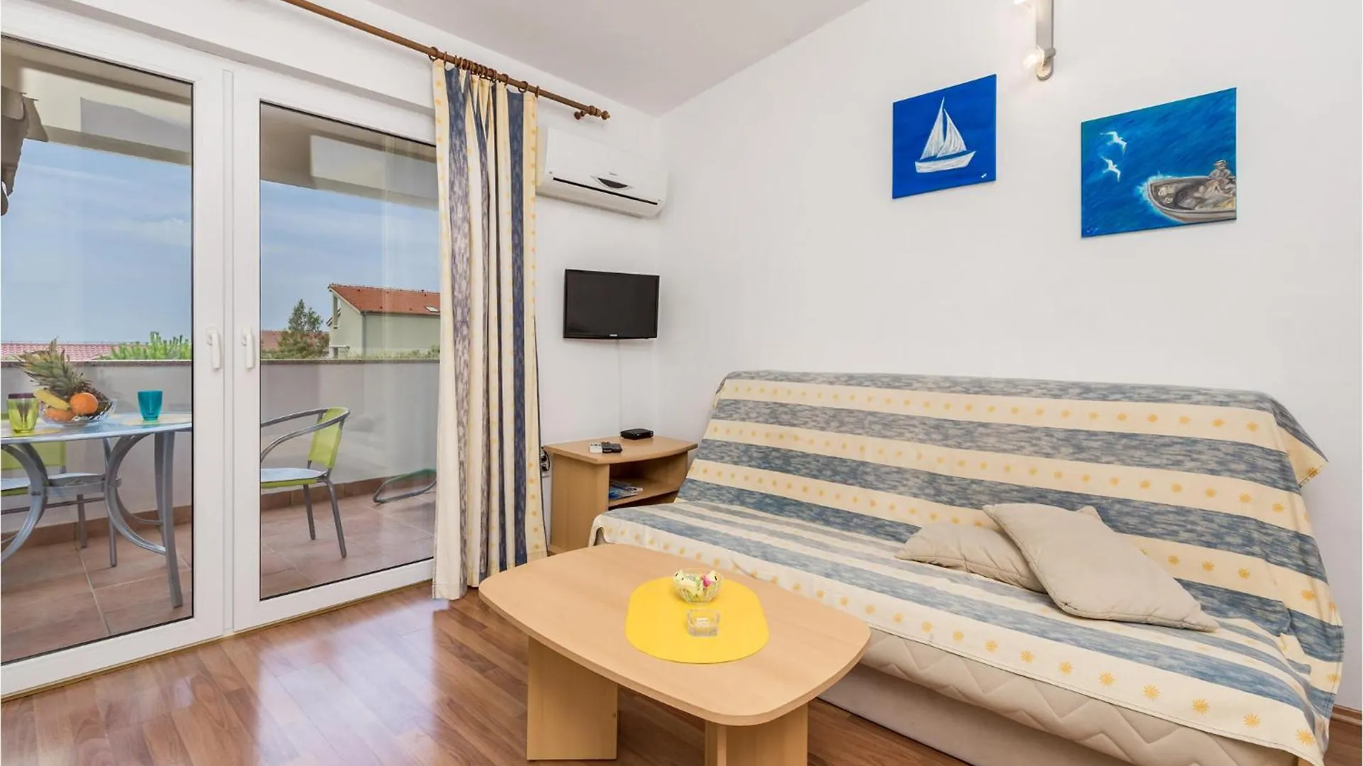 Gorgeous Apartment In Mandre With Kitchen