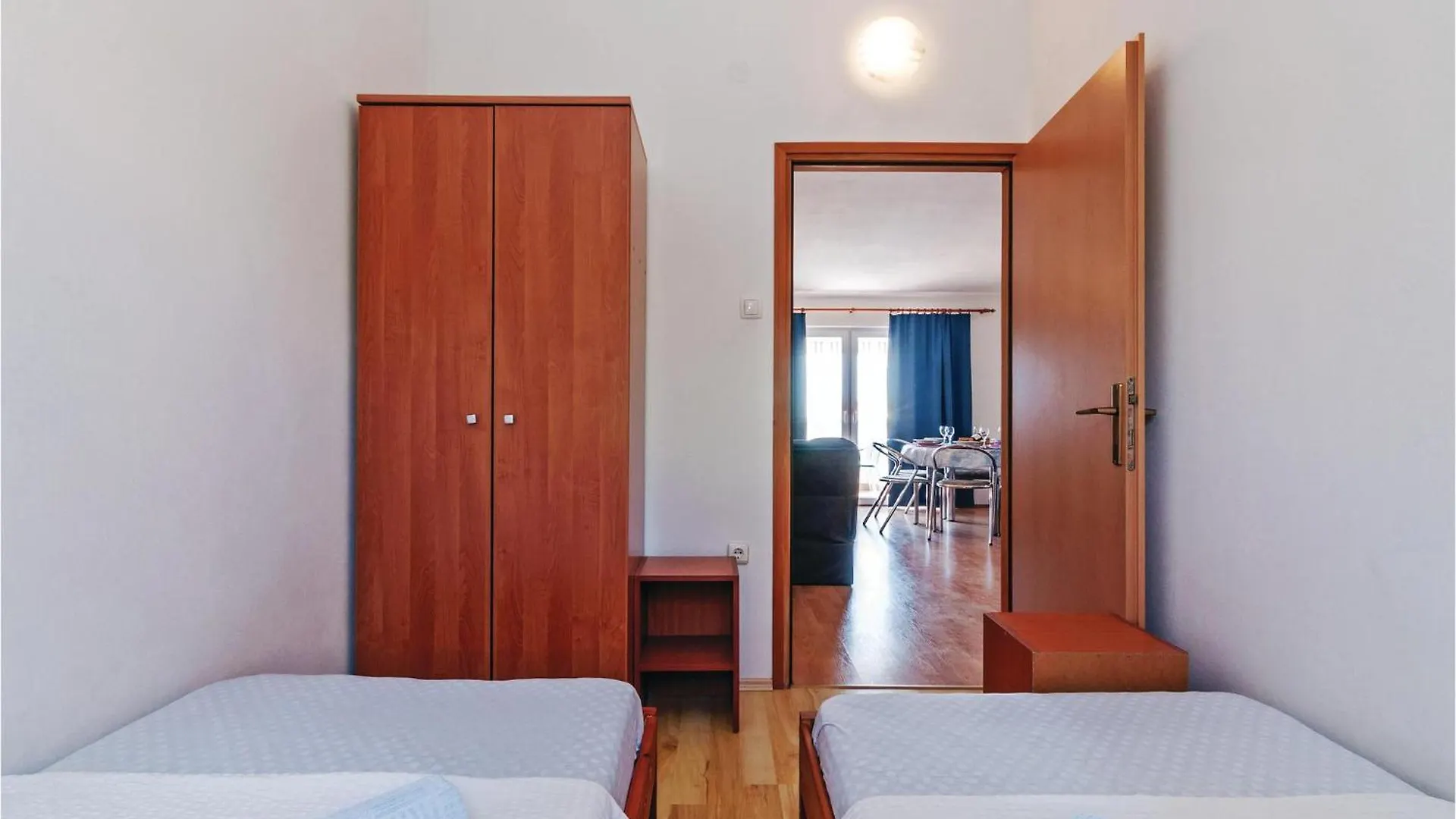 Gorgeous Apartment In Mandre With Kitchen