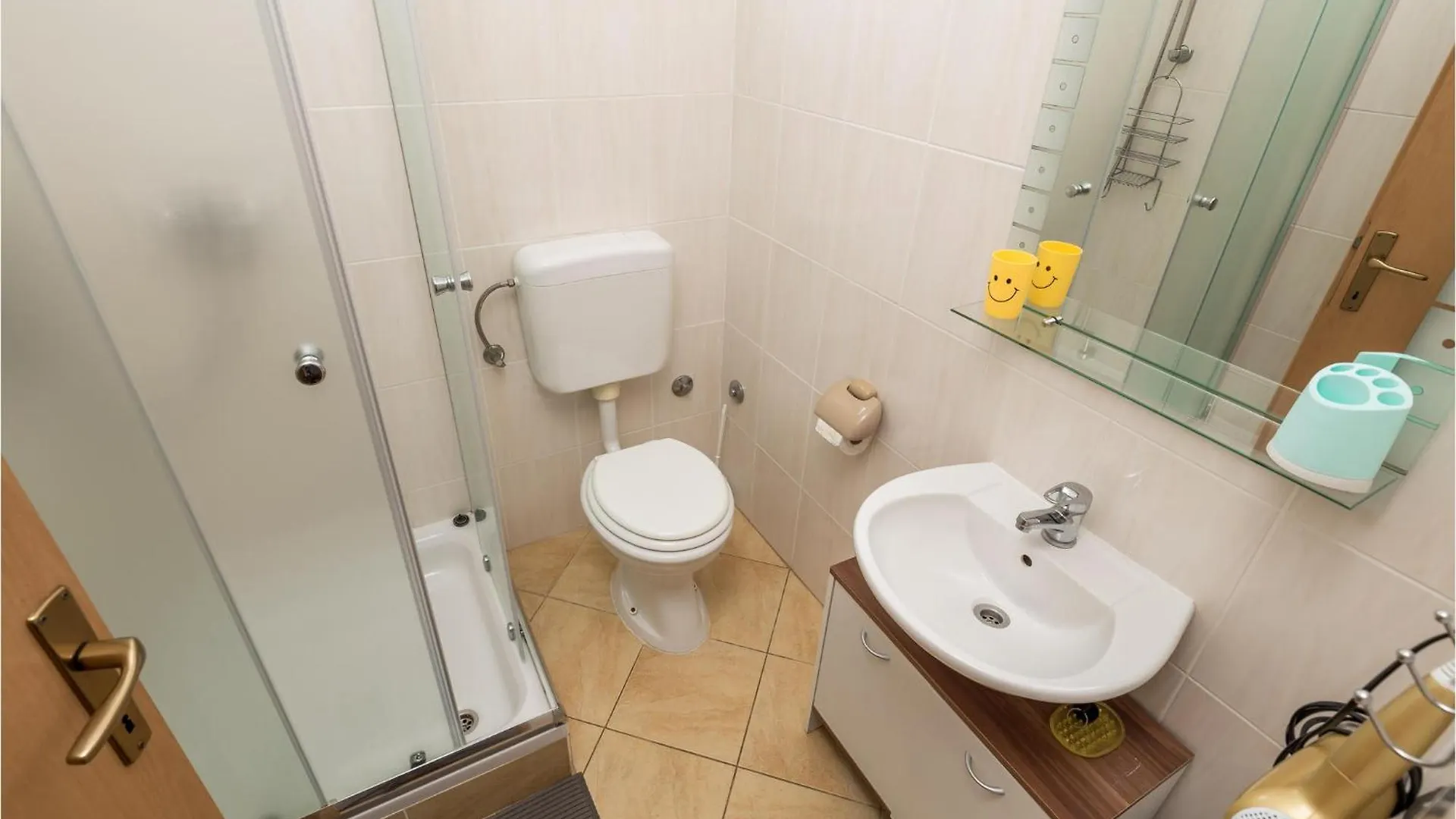 Gorgeous Apartment In Mandre With Kitchen